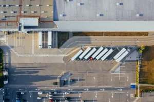 Czym jest centrum logistyczne i jak działa?
