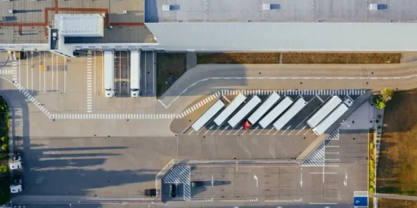Czym jest centrum logistyczne i jak działa?
