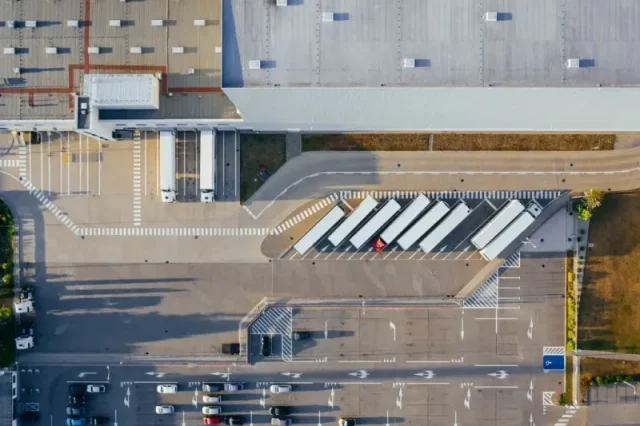 Czym jest centrum logistyczne i jak działa?